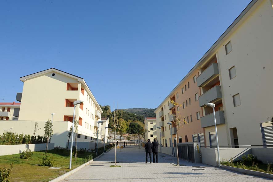   Il Sindaco Vincenzo De Luca consegna 98 alloggi in Via Marchiafava
