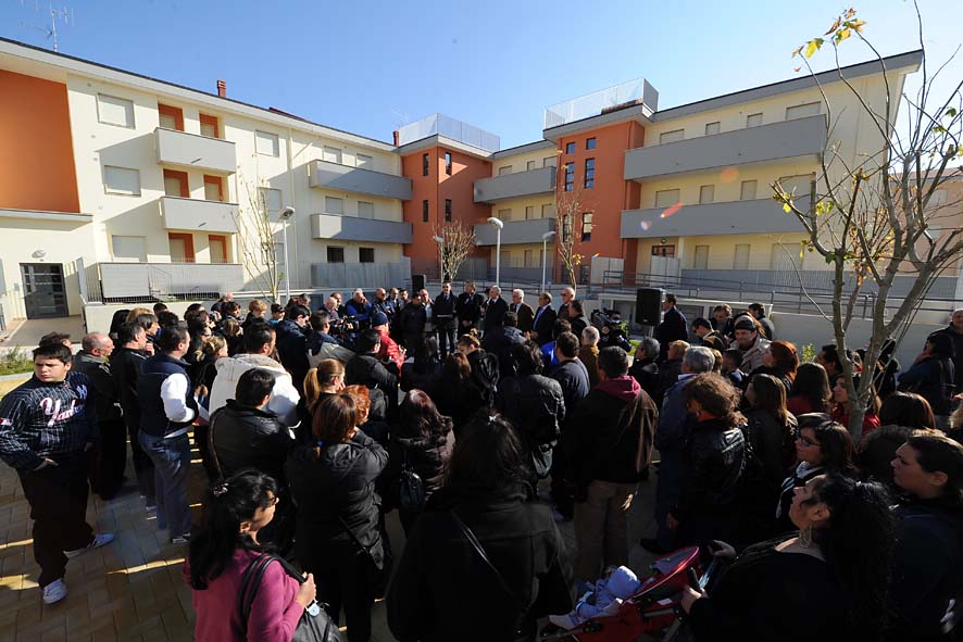   Il Sindaco Vincenzo De Luca consegna 98 alloggi in Via Marchiafava
