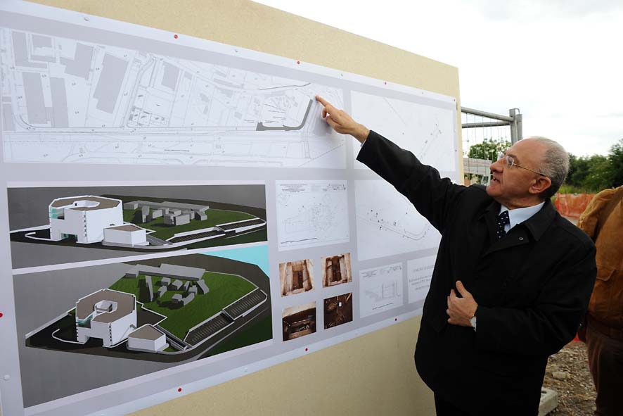   Il Sindaco De Luca ha dato inizio ai lavori per il raddoppio della strada San Leonardo. Salerno, 17 Maggio 2011
