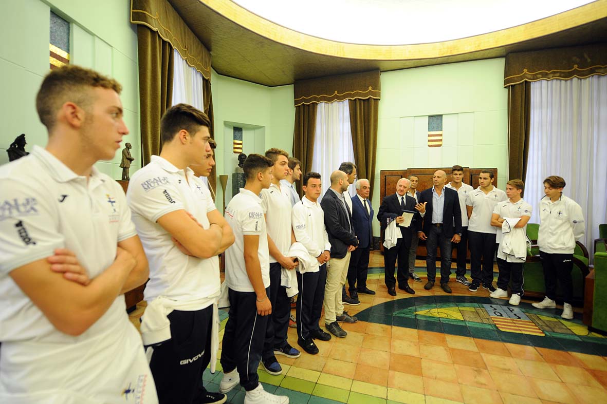   Il Sindaco De Luca riceve gli Under 17 della Rari Nantes Arechi
