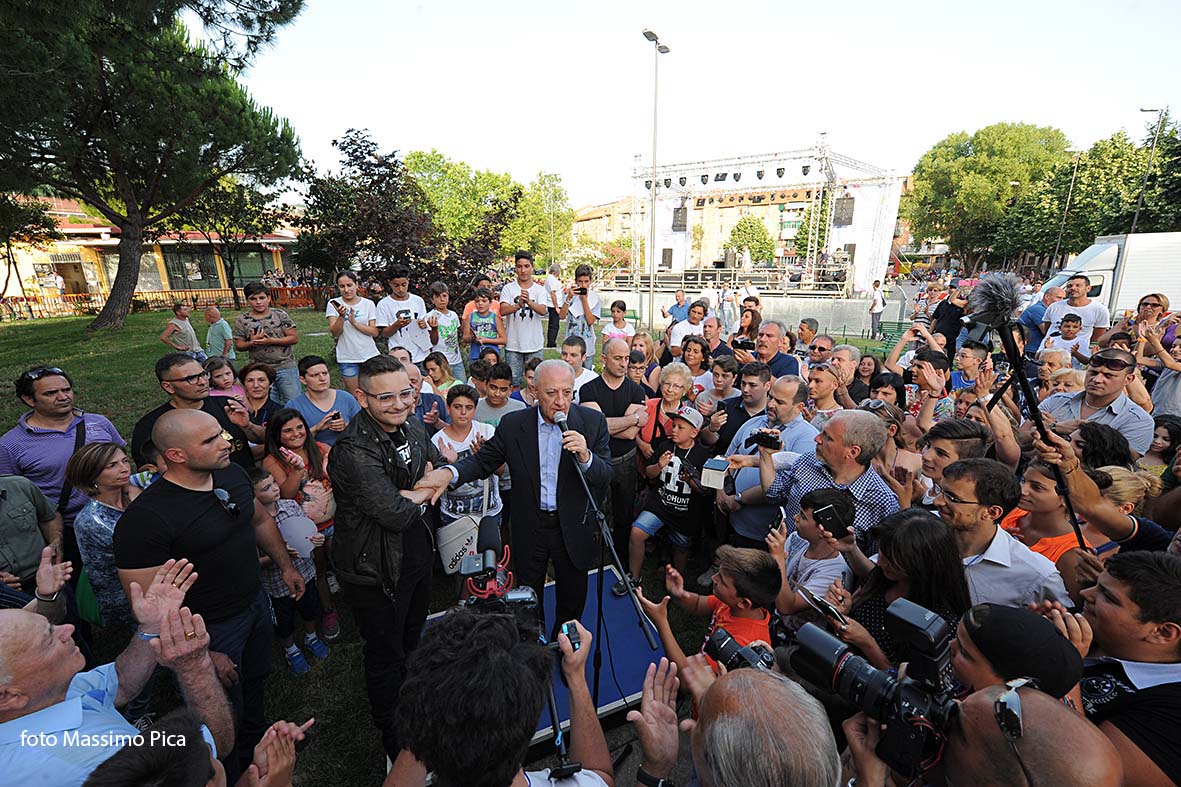   Rocco Hunt in concerto al rione Zevi 
