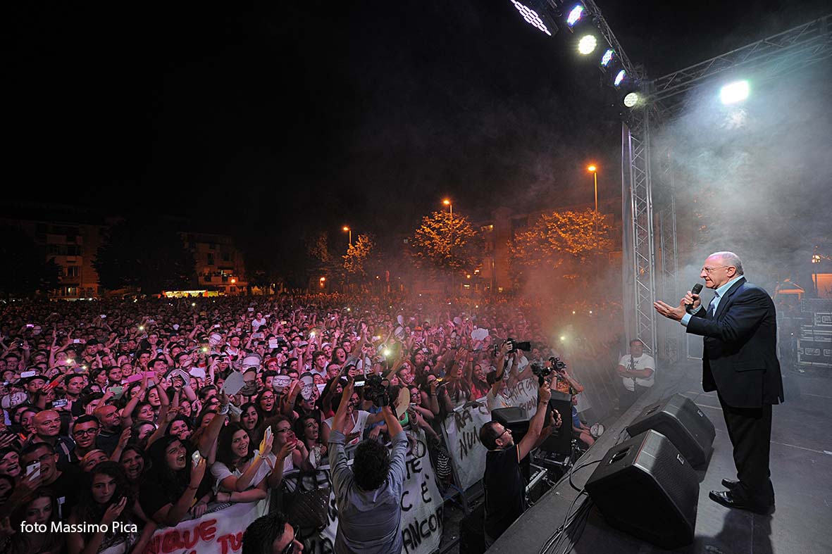   Rocco Hunt in concerto al rione Zevi 
