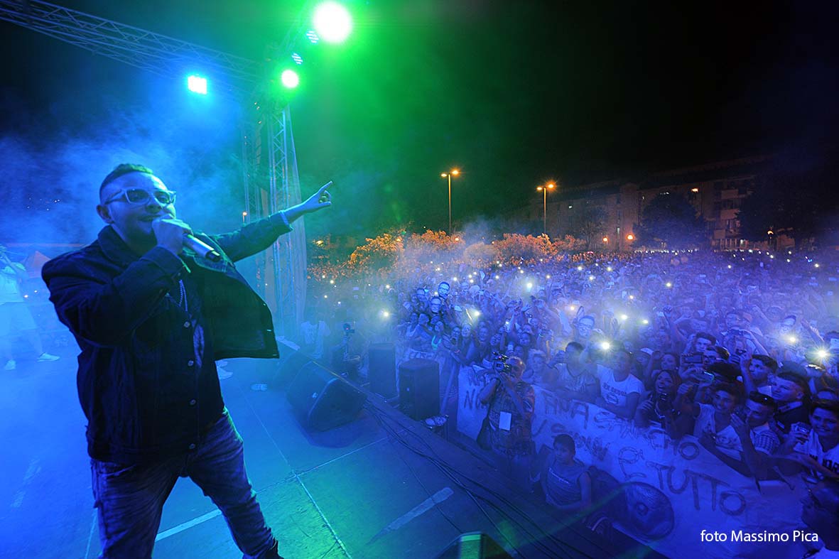   Rocco Hunt in concerto al rione Zevi 
