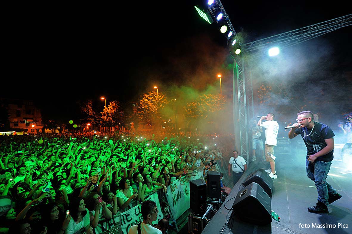   Rocco Hunt in concerto al rione Zevi 
