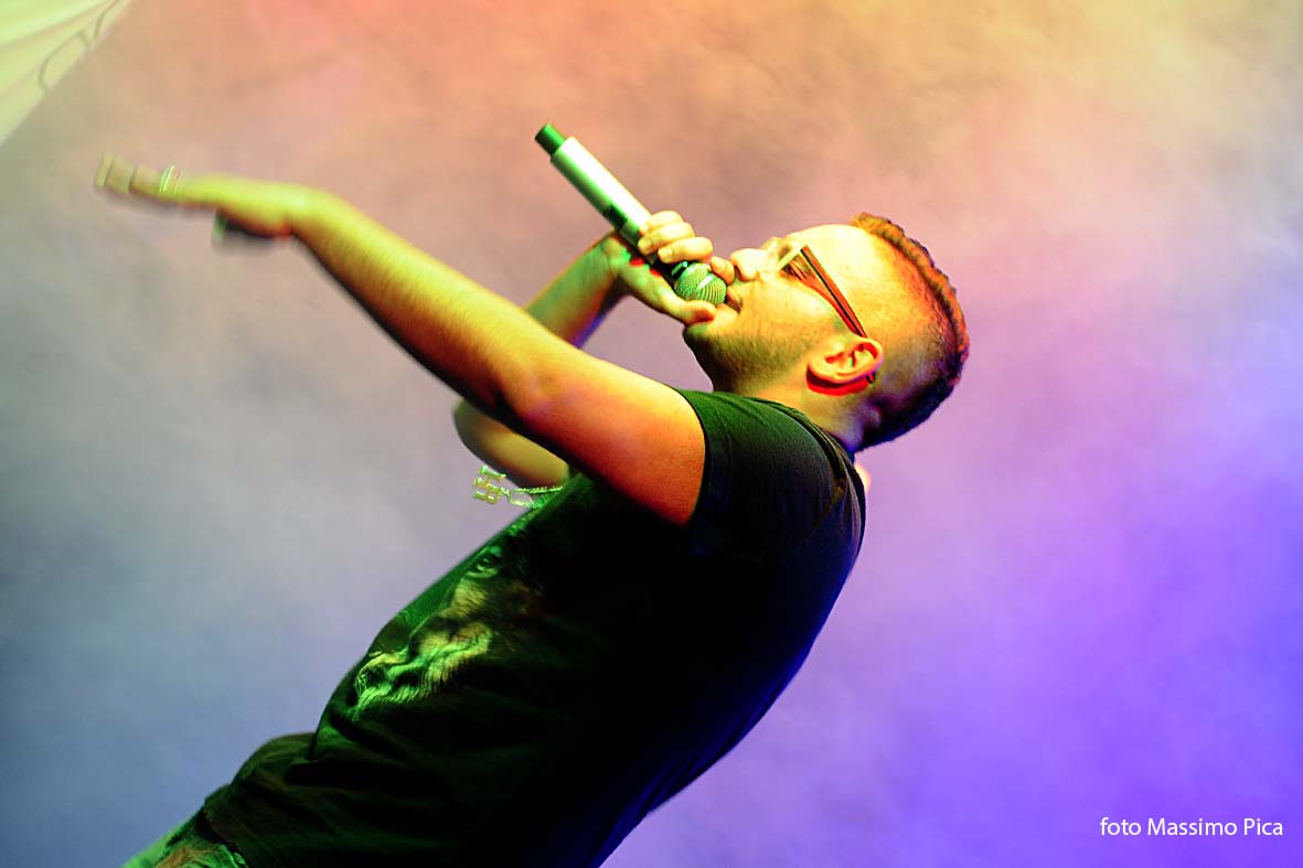   Rocco Hunt in concerto al rione Zevi 
