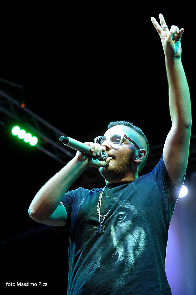   Rocco Hunt in concerto al rione Zevi 
