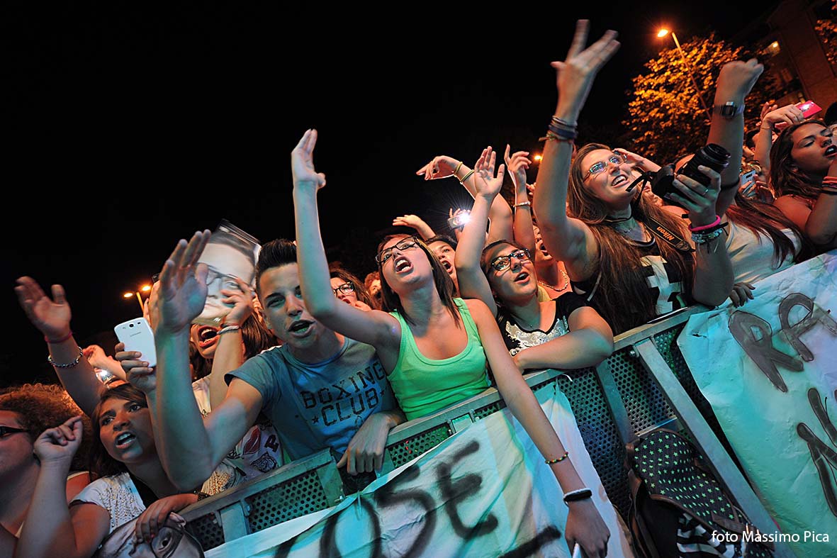   Rocco Hunt in concerto al rione Zevi 
