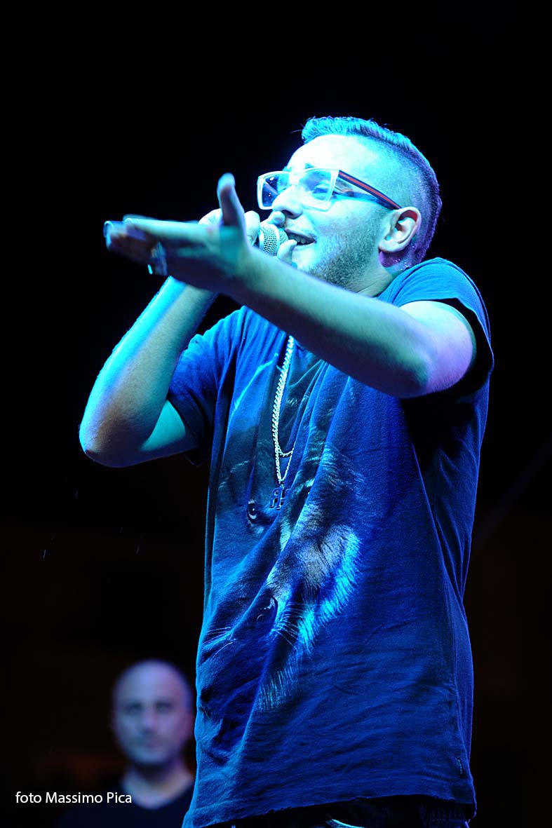   Rocco Hunt in concerto al rione Zevi 
