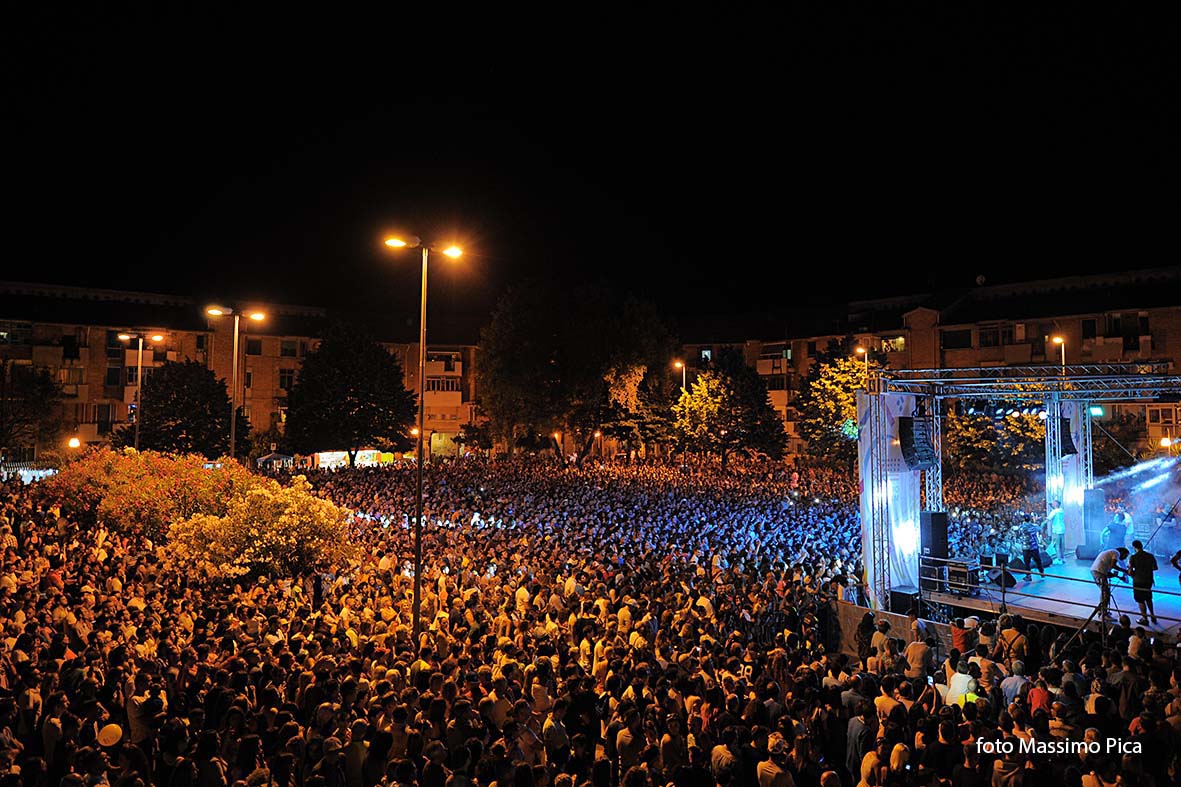   Rocco Hunt in concerto al rione Zevi 
