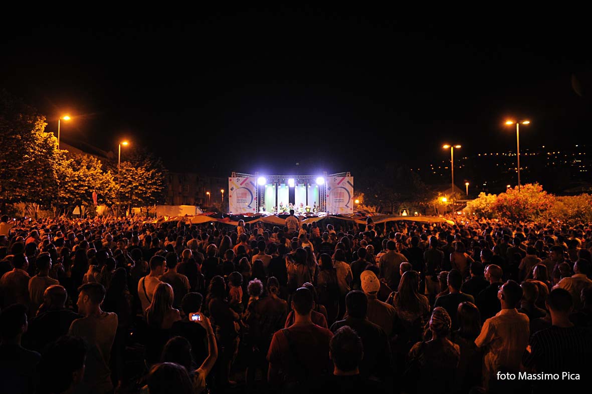  Rocco Hunt in concerto al rione Zevi 
