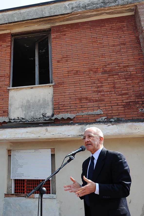   Il Sindaco di Salerno Vincenzo De Luca ha dato il via ai lavori di realizzazione della rotatoria autostradale all'altezza del Novotel. Salerno, 25 maggio 2011.
