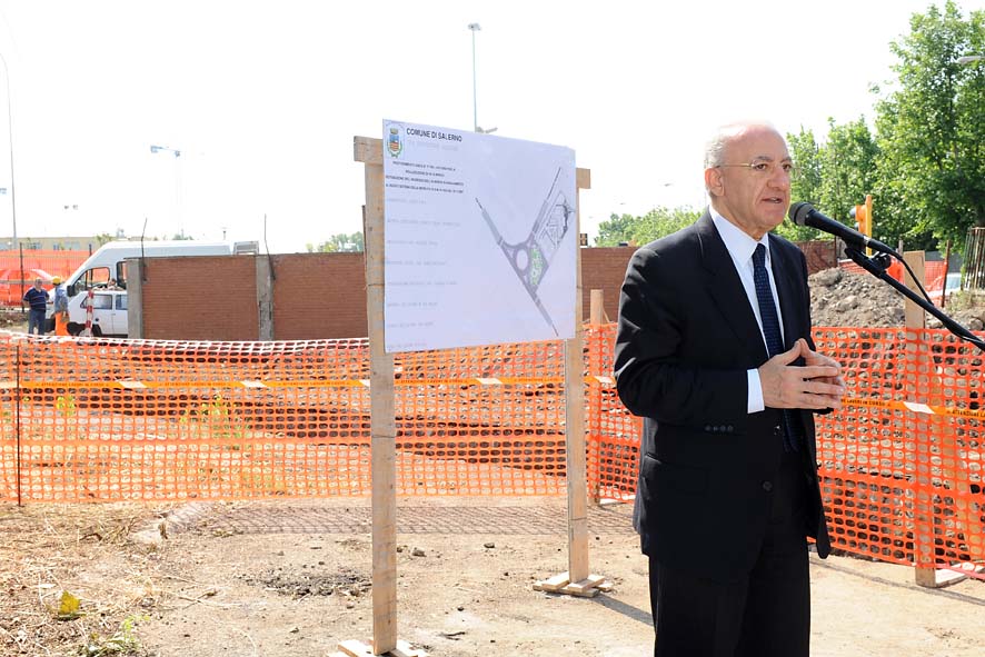   Il Sindaco di Salerno Vincenzo De Luca ha dato il via ai lavori di realizzazione della rotatoria autostradale all'altezza del Novotel. Salerno, 25 maggio 2011.
