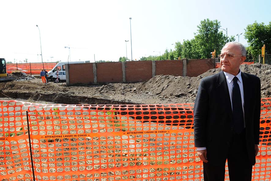   Il Sindaco di Salerno Vincenzo De Luca ha dato il via ai lavori di realizzazione della rotatoria autostradale all'altezza del Novotel. Salerno, 25 maggio 2011.
