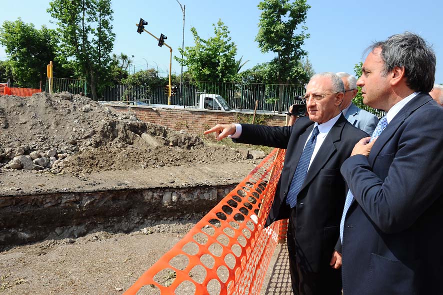   Il Sindaco di Salerno Vincenzo De Luca ha dato il via ai lavori di realizzazione della rotatoria autostradale all'altezza del Novotel. Salerno, 25 maggio 2011.
