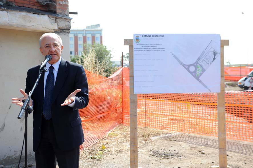   Il Sindaco di Salerno Vincenzo De Luca ha dato il via ai lavori di realizzazione della rotatoria autostradale all'altezza del Novotel. Salerno, 25 maggio 2011.
