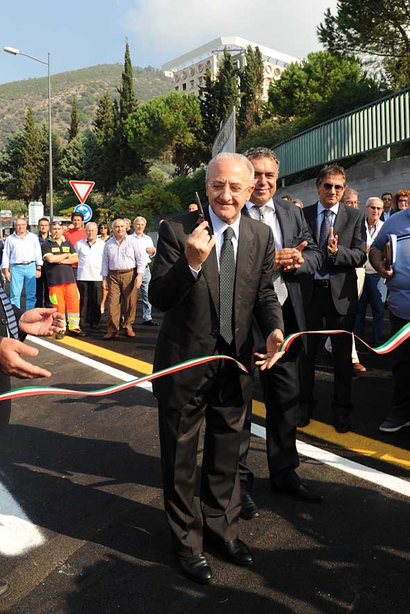   Il Sindaco De Luca inaugura la rotatoria dingresso dellOspedale S. Giovanni di Dio e Ruggi dAragona. Via San Leonardo, 1 ottobre 2009
