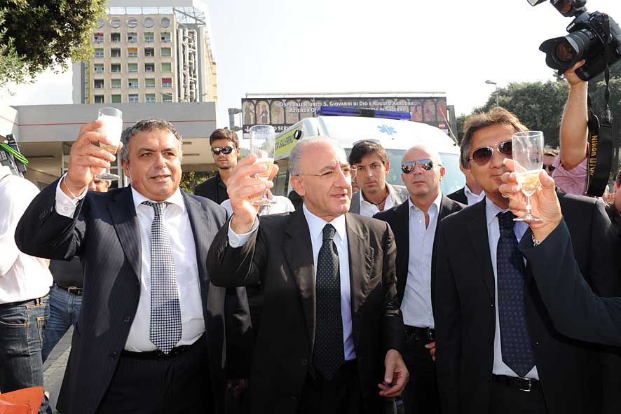   Il Sindaco De Luca inaugura la rotatoria dingresso dellOspedale S. Giovanni di Dio e Ruggi dAragona. Via San Leonardo, 1 ottobre 2009
