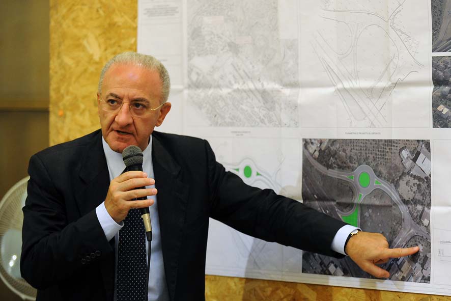   Il Sindaco De Luca illustra il progetto dello svincolo di Sala Abbagnano. Conferenza stampa con l' ANAS a Palazzo di Citt, 16 settebre 2010
