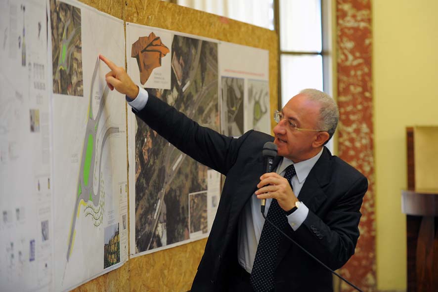   Il Sindaco De Luca illustra il progetto dello svincolo di Sala Abbagnano. Conferenza stampa con l' ANAS a Palazzo di Citt, 16 settebre 2010
