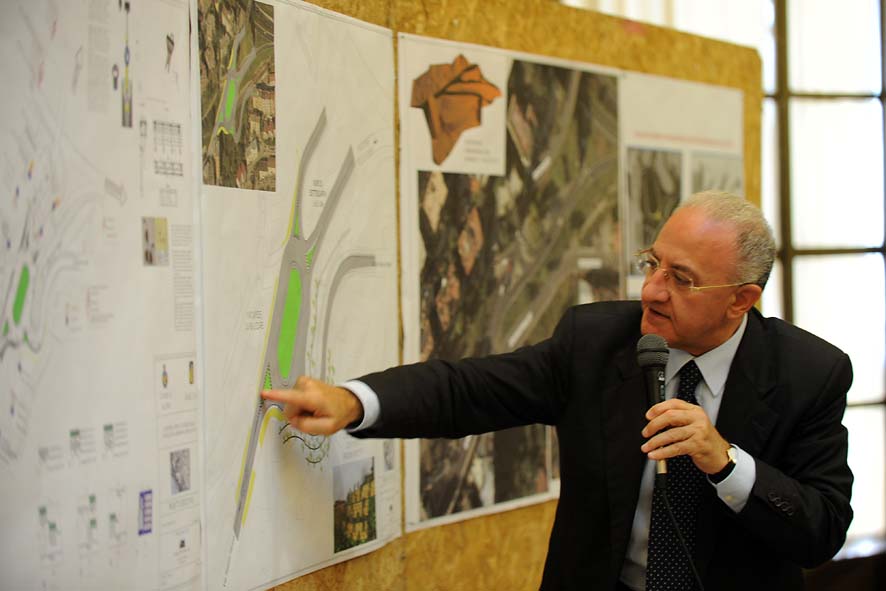   Il Sindaco De Luca illustra il progetto dello svincolo di Sala Abbagnano. Conferenza stampa con l' ANAS a Palazzo di Citt, 16 settebre 2010
