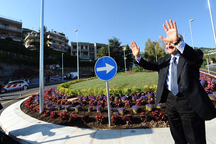   Inaugurazione della Rotatoria dello Svincolo Sala Abbagnano della Tangenziale di Salerno con il Sindaco di Salerno Vincenzo De Luca. Salerno, 12 Maggio 2011
