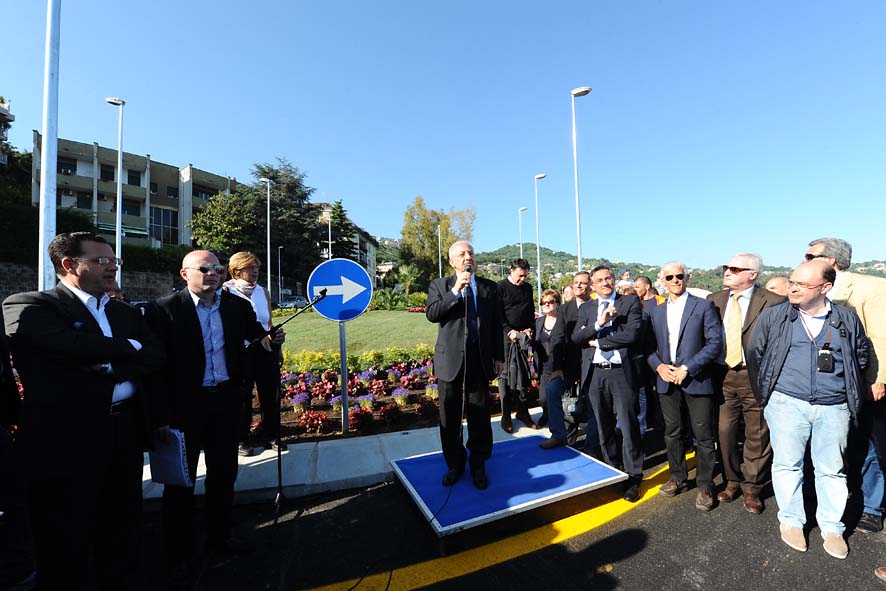   Inaugurazione della Rotatoria dello Svincolo Sala Abbagnano della Tangenziale di Salerno con il Sindaco di Salerno Vincenzo De Luca. Salerno, 12 Maggio 2011
