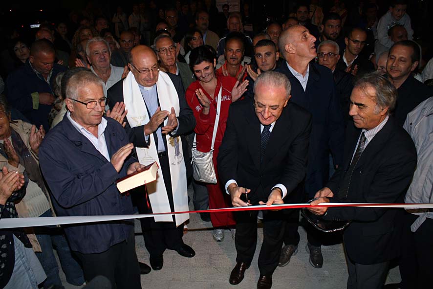   Con il Sindaco De Luca inaugurato il nuovo sagrato e del piazzale al Rione Petrosino. Salerno, 8 ottobre 2011
