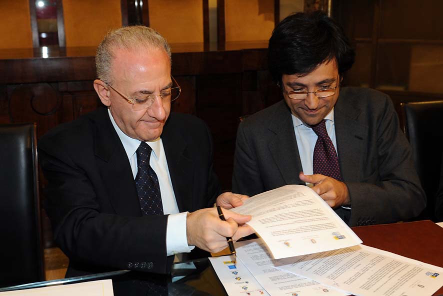   Salerno capofila di SCACCO, un progetto nazionale a beneficio di cittadini e imprese per un fisco equo ed efficiente. Firma della Convenzione tra il Comune e PORE. Salerno, 26.01.2010
