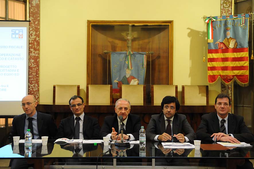   Salerno capofila di SCACCO, un progetto nazionale a beneficio di cittadini e imprese per un fisco equo ed efficiente. Firma della Convenzione tra il Comune e PORE. Salerno, 26.01.2010
