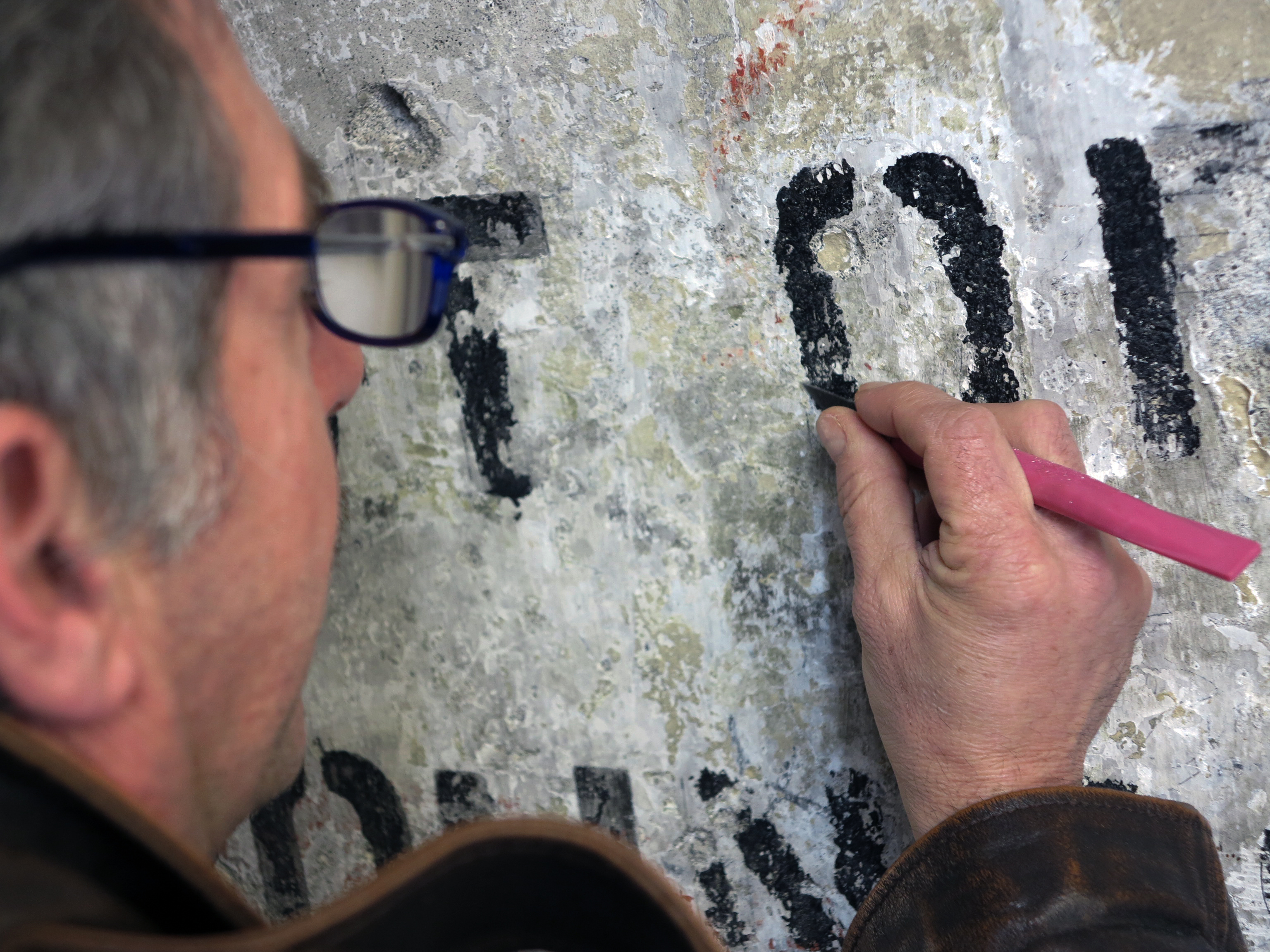   Restaurata la scritta murale Out of Bounds nel centro storico cittadino
