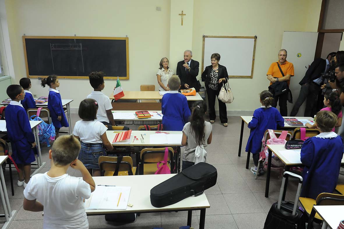   Il Sindaco De Luca inaugura l'anno scolastico alla Scuola Media di Mercatello
