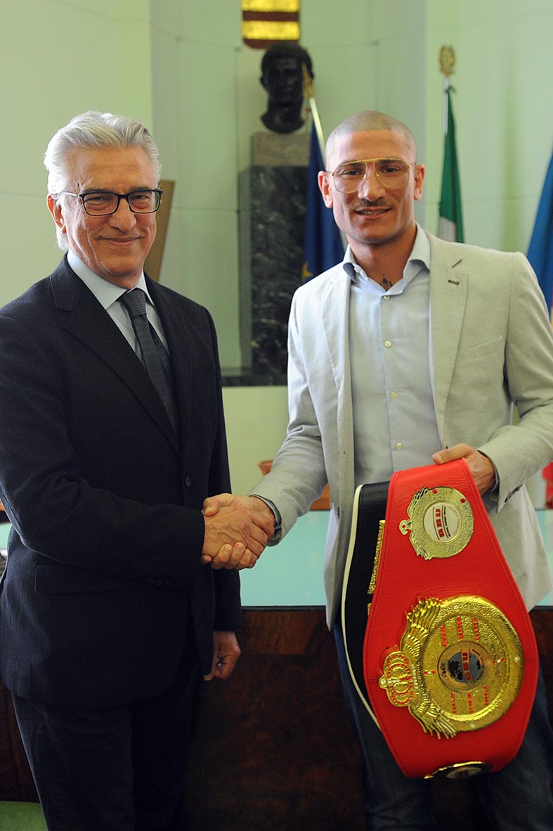  Il Sindaco ff Napoli riceve il pugile salernitano Dario Socci
