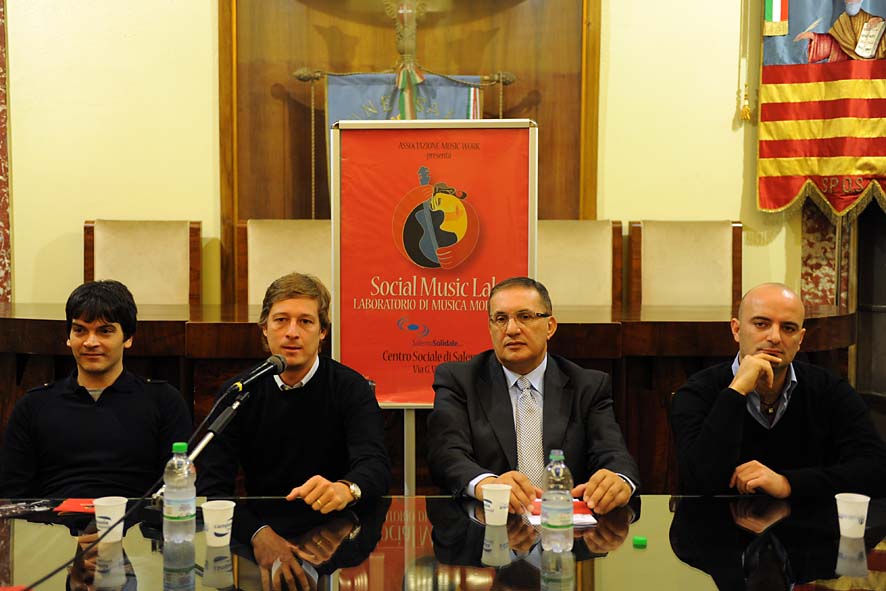   I Neri per Caso presentano il Social music Lab. Palazzo di Citta', 27 novembre 2009
