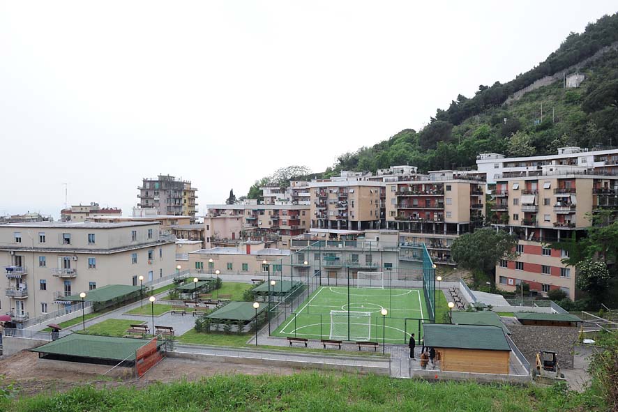   Via Camillo Sorgente: nuovi spazi sociali e box pertinenziali per il quartiere. L'inaugurazione con il Sindaco De Luca, 2 maggio 2011
