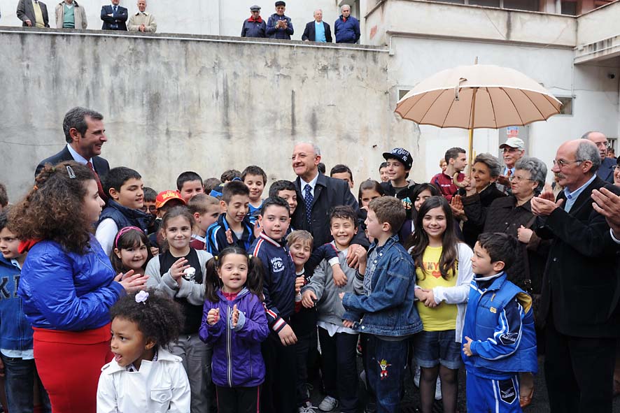   Via Camillo Sorgente: nuovi spazi sociali e box pertinenziali per il quartiere. L'inaugurazione con il Sindaco De Luca, 2 maggio 2011
