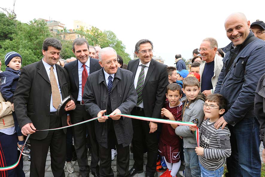   Via Camillo Sorgente: nuovi spazi sociali e box pertinenziali per il quartiere. L'inaugurazione con il Sindaco De Luca, 2 maggio 2011

