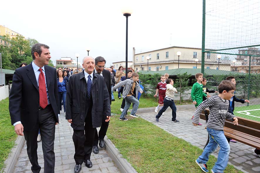   Via Camillo Sorgente: nuovi spazi sociali e box pertinenziali per il quartiere. L'inaugurazione con il Sindaco De Luca, 2 maggio 2011

