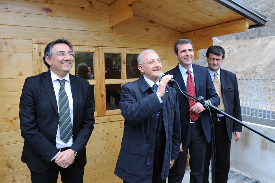   Via Camillo Sorgente: nuovi spazi sociali e box pertinenziali per il quartiere. L'inaugurazione con il Sindaco De Luca, 2 maggio 2011
