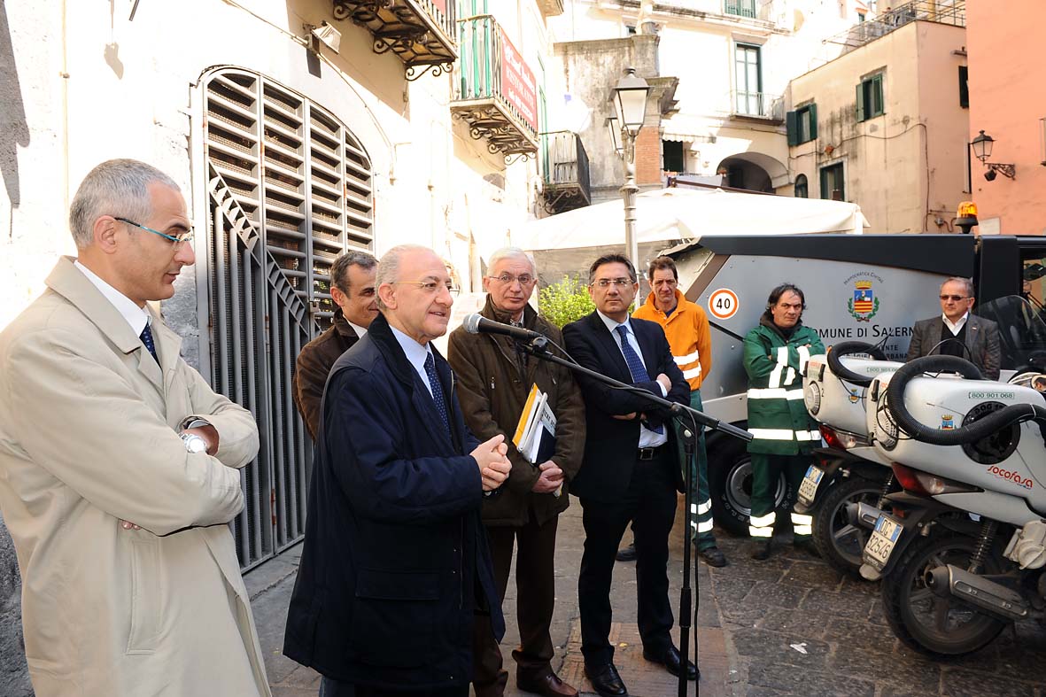   Entra in azione una nuova spazzatrice meccanica nel centro storico. Salerno, 24 marzo 2011

