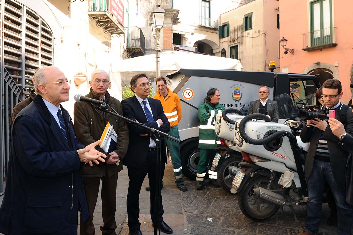   Entra in azione una nuova spazzatrice meccanica nel centro storico. Salerno, 24 marzo 2011
