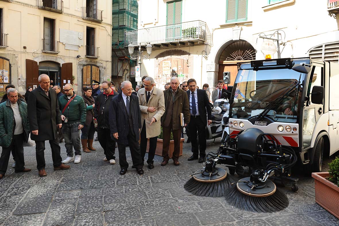   Entra in azione una nuova spazzatrice meccanica nel centro storico. Salerno, 24 marzo 2011
