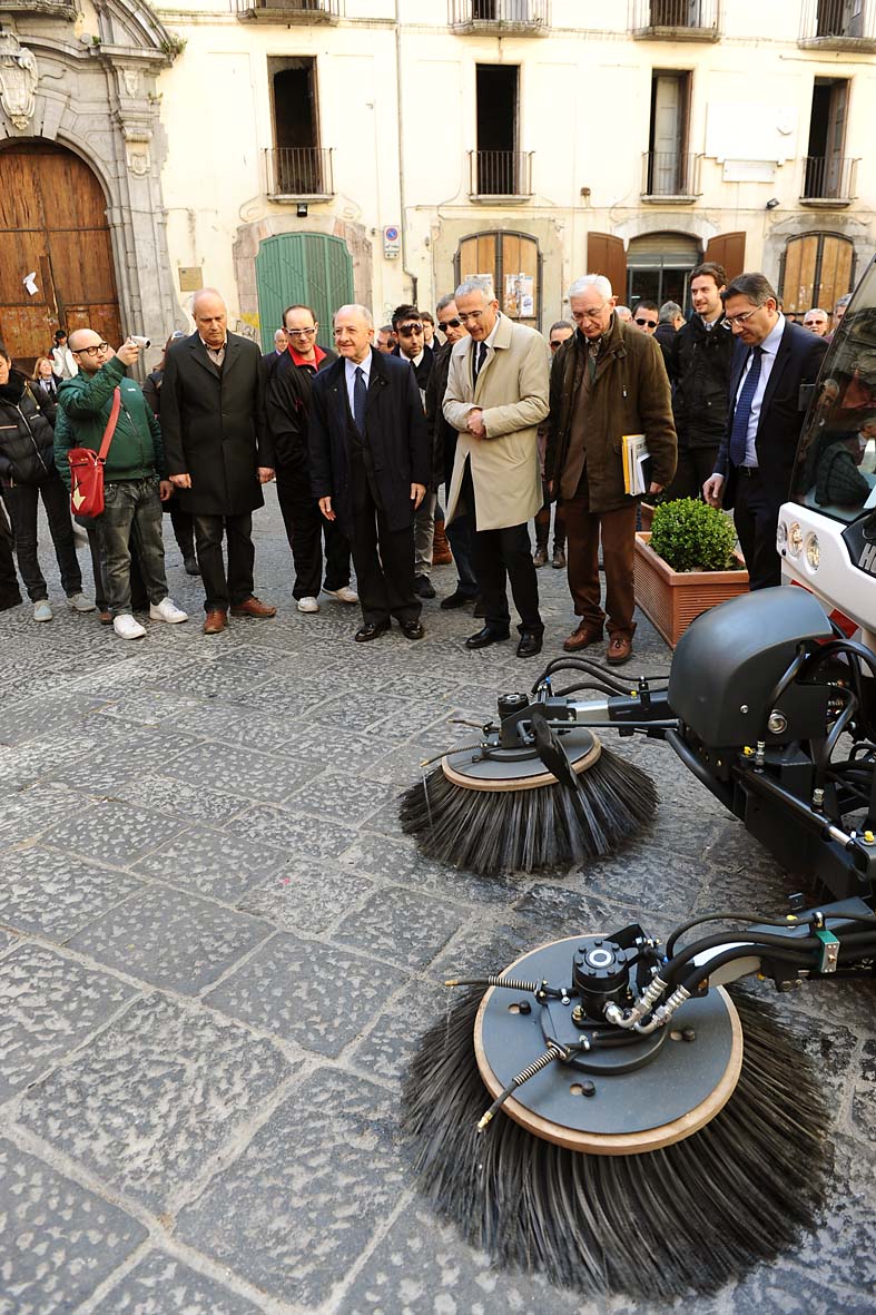   Entra in azione una nuova spazzatrice meccanica nel centro storico. Salerno, 24 marzo 2011
