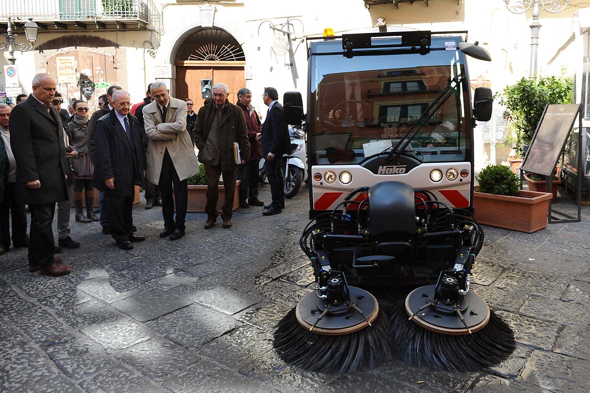   Entra in azione una nuova spazzatrice meccanica nel centro storico. Salerno, 24 marzo 2011
