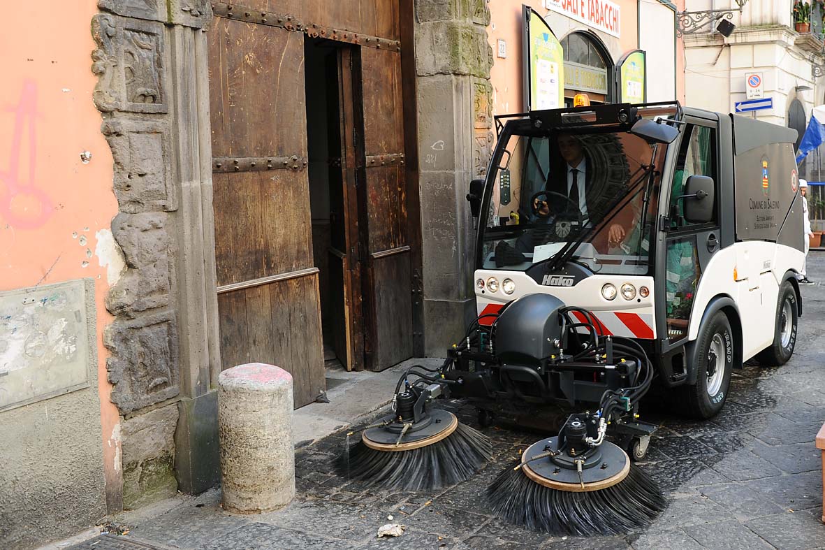   Entra in azione una nuova spazzatrice meccanica nel centro storico. Salerno, 24 marzo 2011
