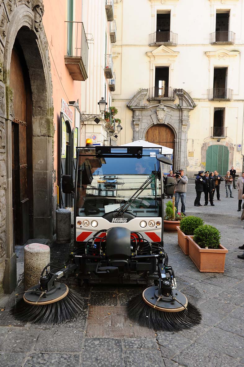   Entra in azione una nuova spazzatrice meccanica nel centro storico. Salerno, 24 marzo 2011
