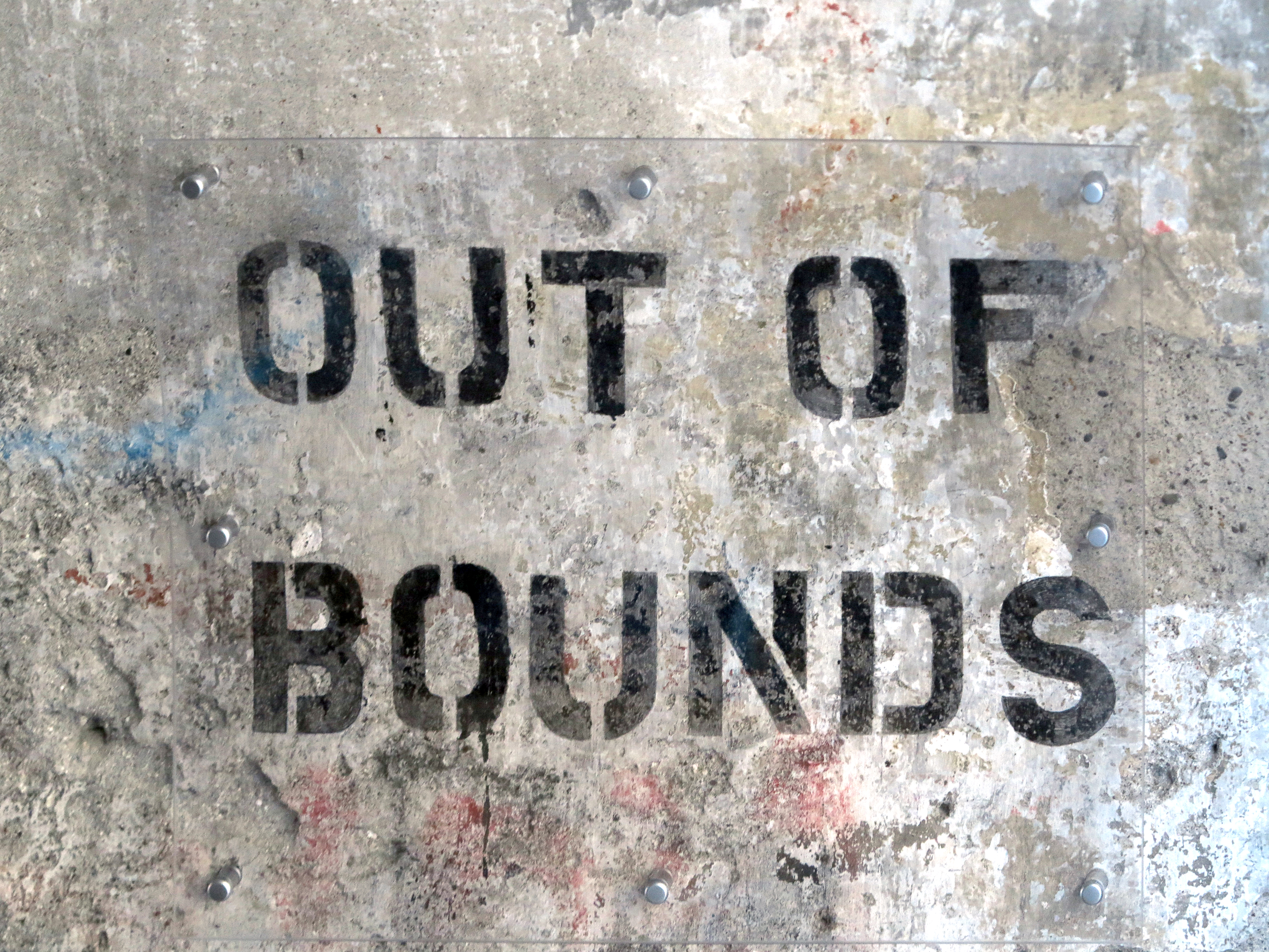   Restaurata la scritta murale Out of Bounds nel centro storico cittadino
