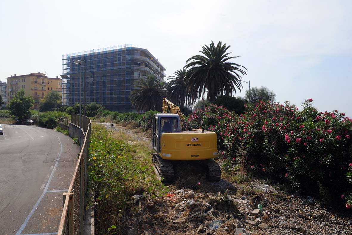   Il Sindaco De Luca da' il via ad importanti interventi in via Lungomare Marconi. 15 luglio 2009
