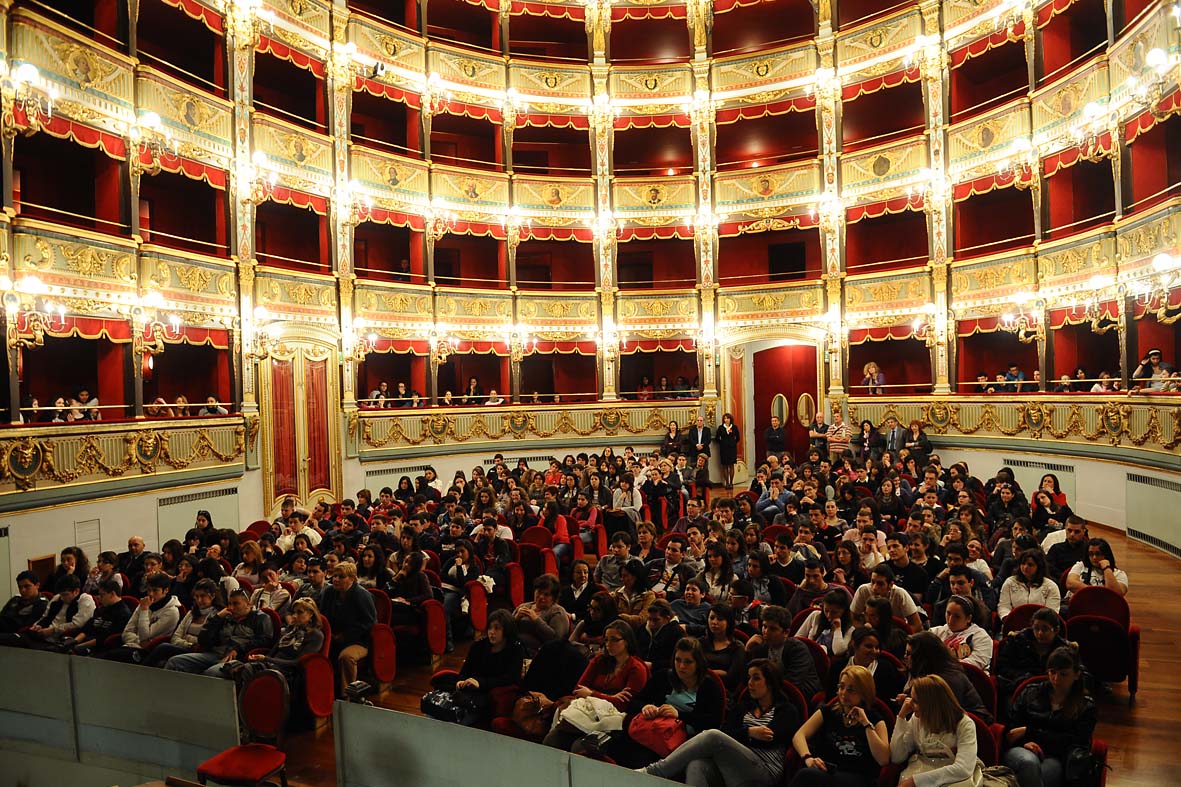   Con il Sindaco De Luca sono partite le iniziative per pubblico e studenti della stagione lirica. Salerno, 7 aprile 2011
