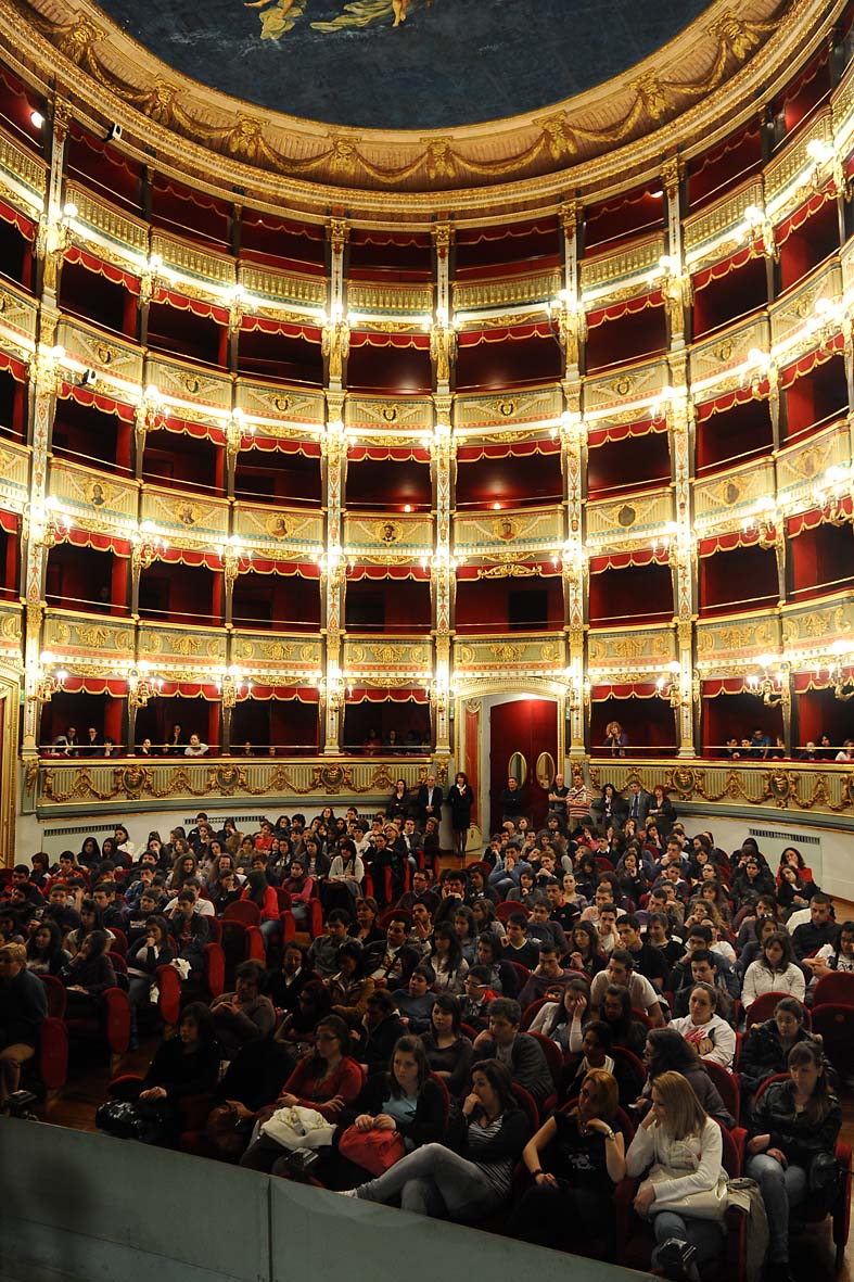   Con il Sindaco De Luca sono partite le iniziative per pubblico e studenti della stagione lirica. Salerno, 7 aprile 2011

