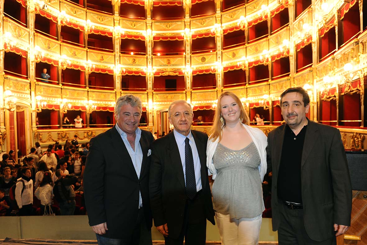   Con il Sindaco De Luca sono partite le iniziative per pubblico e studenti della stagione lirica. Salerno, 7 aprile 2011
